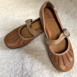 Born Pleated Leather Mary Jane Flats Tan Sz 5M